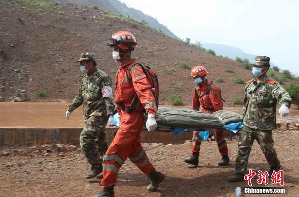 　8月8日，武警官兵將失蹤戰(zhàn)友謝樵遺體打撈上岸。4日，謝樵在營救受災(zāi)群眾時，被落石不幸擊中后，卷入堰塞湖激流中。李善明 攝