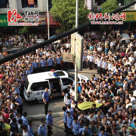 　　新化數(shù)千群眾圍觀民警維持秩序