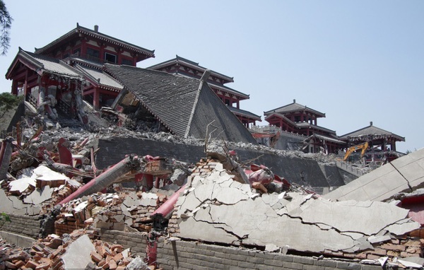 2013年4月30日，正在拆除中的陜西西安阿房宮。“六王畢，四海一，蜀山兀，阿房出。覆壓三百余里，隔離天日。驪山北構(gòu)而西折，直走咸陽(yáng)?！碑?dāng)年唐末詩(shī)人杜牧揮筆寫(xiě)下《阿房宮賦》時(shí)怎能想到，千年之后這一“天下第一宮”又起爭(zhēng)端。