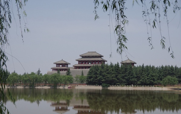 這個項目是拿到市規(guī)劃局的選址意見書、市計委的立項報告和市文物局的動工函，我們才租地開工的?！鼻匕⒎繉m旅游股份有限公司董事長雷應(yīng)魁說，當時不僅為阿房宮景區(qū)辦過相應(yīng)的手續(xù)，而且還是請陜西省文保中心設(shè)計的。