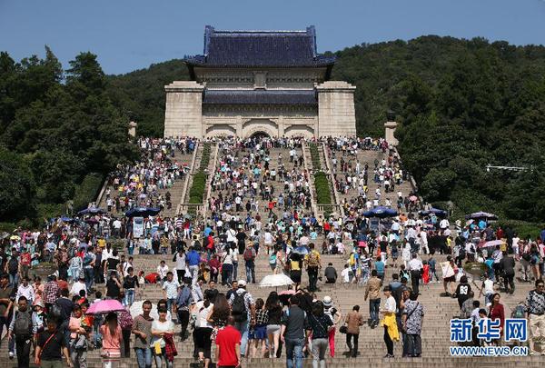 10月1日，游客在南京中山陵參觀游覽。