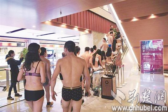 武漢商家促銷(xiāo)“脫光”免單-市民著內(nèi)衣瘋狂搶衣4