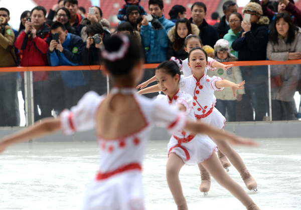 1月24日,“鳥(niǎo)巢歡樂(lè)冰雪季”在國(guó)家體育場(chǎng)“鳥(niǎo)巢”正式開(kāi)啟，為申辦2022年冬奧會(huì)助力。游客們可以在“鳥(niǎo)巢歡樂(lè)冰雪季”體驗(yàn)冰雪運(yùn)動(dòng)的樂(lè)趣。本報(bào)記者 齊波 攝