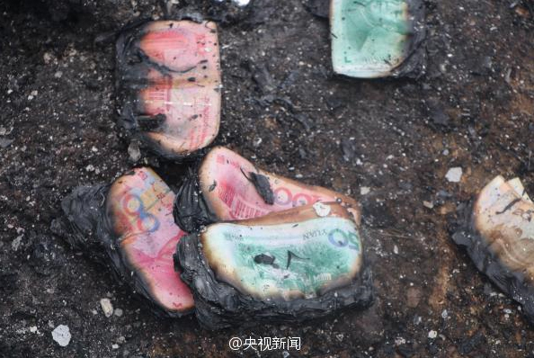 廣西一運(yùn)鈔車(chē)起火-11箱鈔票被燒7