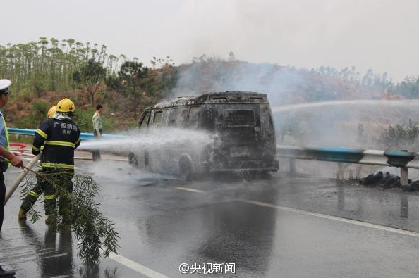 廣西一運(yùn)鈔車(chē)起火-11箱鈔票被燒6