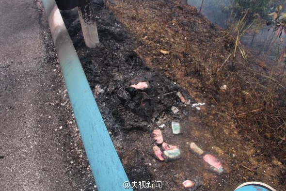廣西一運(yùn)鈔車(chē)起火-11箱鈔票被燒5