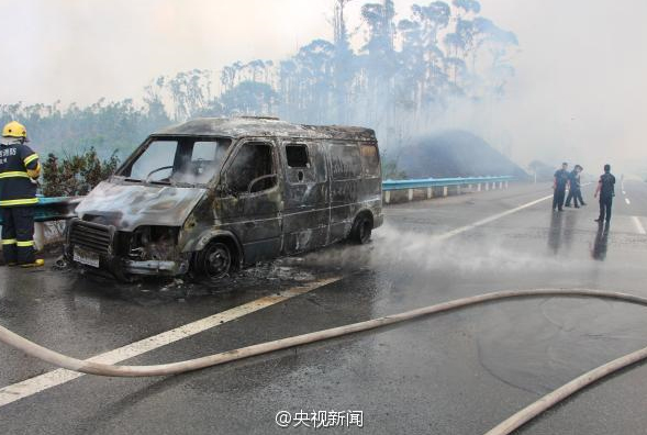 廣西一運(yùn)鈔車(chē)起火-11箱鈔票被燒3