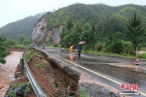 圖為5月19日，江西贛州石城縣珠坑鄉(xiāng)塘臺村通往福建寧化縣的公路出現(xiàn)塌方。陳小強 攝