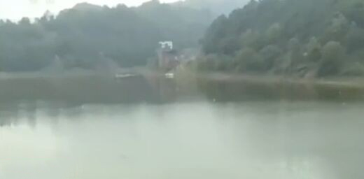 四川達州疑現(xiàn)水怪-市民目擊稱其掀起白色巨浪2