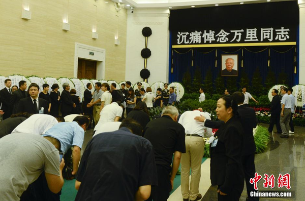 7月22日，萬里遺體在北京火化，社會各界人士前往八寶山殯儀館進行悼念。 中新社發(fā) 盛佳鵬 攝