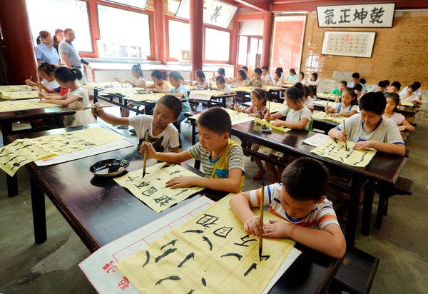 　　八月十五日，北京高碑店首屆中國書畫藝術(shù)節(jié)在高碑店國粹書畫藝術(shù)區(qū)拉開帷幕。在科舉匾額博物館，高碑店小學(xué)的同學(xué)通過學(xué)做拓片、誦讀弟子規(guī)、中國繪畫書法等課程學(xué)習(xí)傳統(tǒng)文化。本報(bào)記者 賈寧 攝