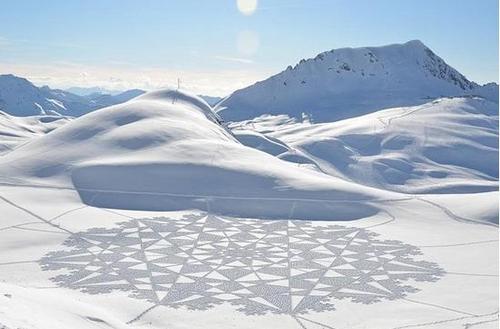 散步十小時藝術家雪地畫巨龍