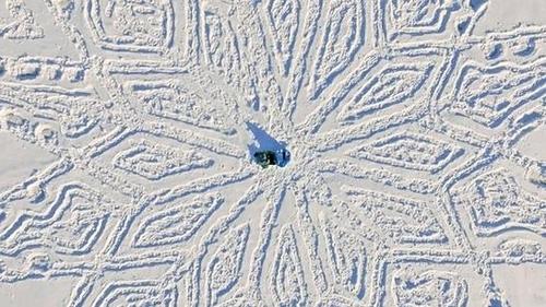 散步十小時藝術(shù)家雪地畫巨龍