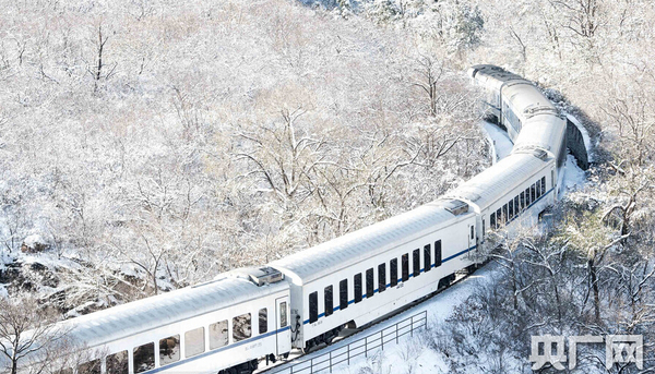 S2列車穿越居庸關(guān)雪海。