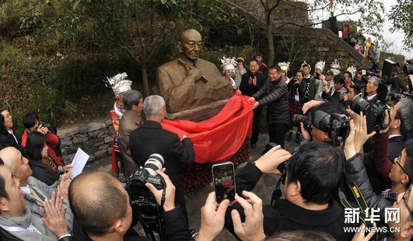 11月30日，吳清源銅像在鳳凰古城揭幕。