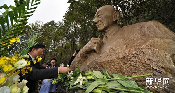 11月30日，吳清源銅像在鳳凰古城揭幕。1