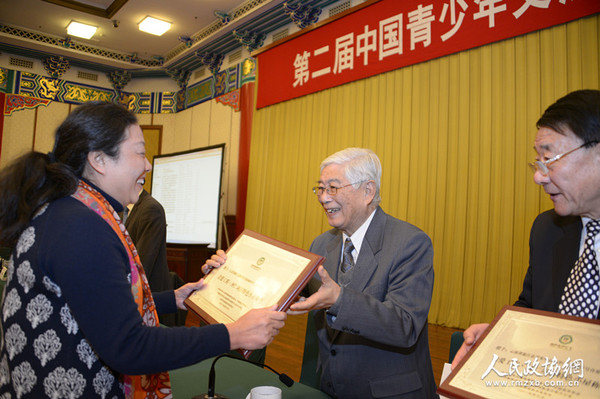 14-中國教育學(xué)會(huì)名譽(yù)會(huì)長、青愛工程領(lǐng)導(dǎo)小組組長顧明遠(yuǎn)為標(biāo)桿小屋、特色小屋頒發(fā)牌匾_副本