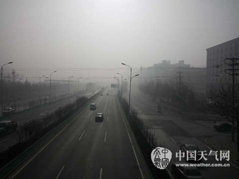 12月25日，石家莊東二環(huán)附近天空灰蒙蒙一片。