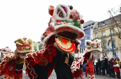 1月1日，在法國巴黎，來自巴黎華埠的謝卓賢金龍醒獅武術(shù)隊在香榭麗舍大街表演舞獅。