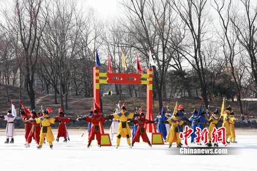 2011年，清代歷史上被視為“國俗”的冰嬉表演重現(xiàn)古都北京。 應(yīng)妮 攝