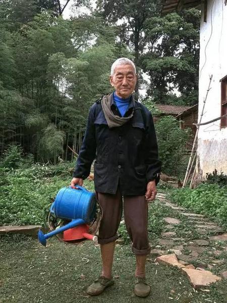 酷斃了！孫子給85歲爺爺拍了一組街拍照