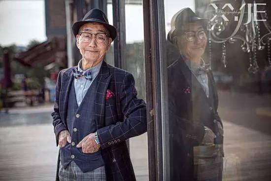 酷斃了！孫子給85歲爺爺拍了一組街拍照