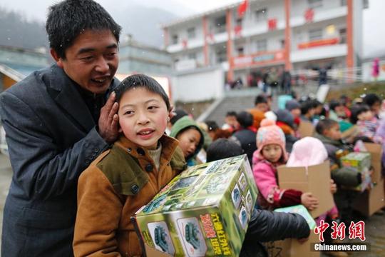 資料圖。1月22日，四川省綿陽市北川縣桃龍鄉(xiāng)鐵龍村舉辦留守兒童新年禮物發(fā)放活動。<a target='_blank' href='http://www.chinanews.com/'>中新社</a>記者 王駿 攝