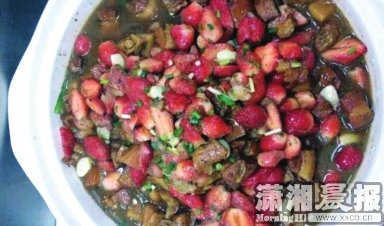 湖南大學(xué)食堂推新菜草莓紅燒肉半小時被搶光（圖）