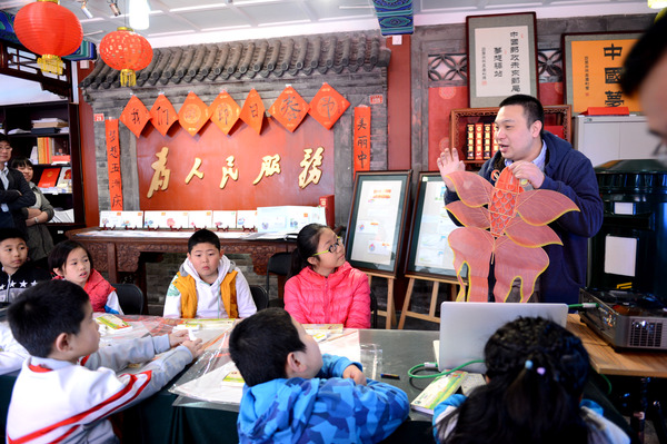 劉賓老師教孩子們國家級非物質(zhì)文化遺產(chǎn)“曹氏風(fēng)箏”的制作和傳承故事。