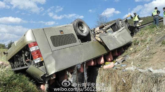 昆楚高速一旅游大巴翻車，3人現(xiàn)場(chǎng)死亡?！【W(wǎng)絡(luò)圖 攝