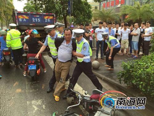 男子騎無牌電動(dòng)車被攔 拳打協(xié)警還稱打輕了