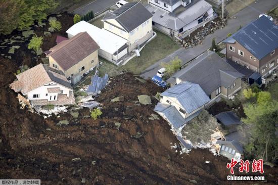 地震還引發(fā)山體滑坡。熊本縣南阿蘇村發(fā)生嚴(yán)重山體滑坡，多所居民住宅被毀。專家擔(dān)憂的，還在于這連續(xù)兩次強震皆發(fā)生在熊本縣境內(nèi)的著名活火山阿蘇山附近。而當(dāng)天上午阿蘇山的中岳第一火口，已經(jīng)發(fā)生了小規(guī)模的噴火。