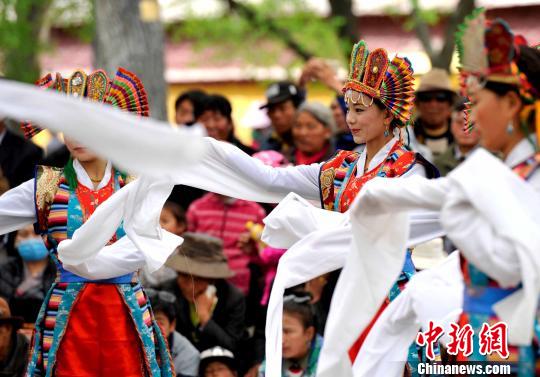 5月1日，羅布林卡公園內(nèi)的藏戲表演吸引大量市民觀看?！±盍?攝