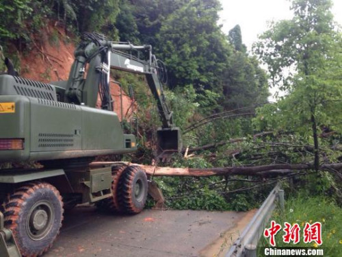 5月8日，官兵正在使用挖掘機(jī)清除道路障礙?！≠嚇蛉?攝