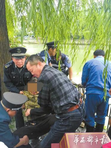 警民合力救起落水大爺。