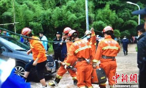 圖為建德消防官兵在現(xiàn)場救援?！∮囔?攝