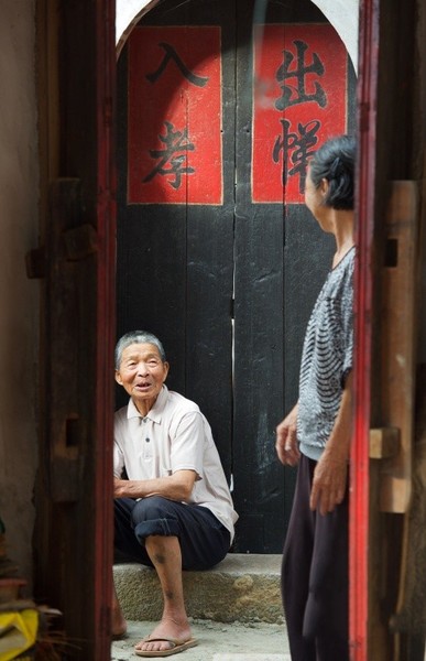 5月27日，埭美村兩位老人在午后閑聊