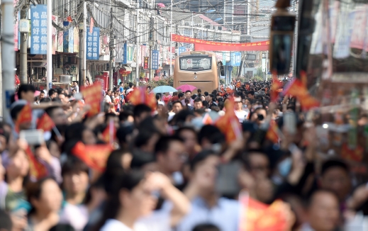 新華社照片，毛坦廠（安徽），2016年6月5日
    毛坦廠送考——學生減少場面依舊
    6月5日，送考車隊駛離學校。
    當日，安徽省六安市毛坦廠鎮(zhèn)毛坦廠中學（含金安中學）的近千名高三學生從學校分乘19輛大巴，出發(fā)前往六安市的高考考點，參加即將到來的全國高考。從各地趕來的學生家長和當地居民幾千人在學校門口送別考生，祝福他們取得好成績。
    毛坦廠中學（含金安中學）每年高考前的送考都是當地一個重要活動。近年來，送考規(guī)模逐漸減小，送考學生人數從高峰的萬余名減少到近千名，送考大巴也從高峰時期的70輛下降到今年的19輛，但送考場面依舊熱鬧。
    新華社記者 郭晨攝