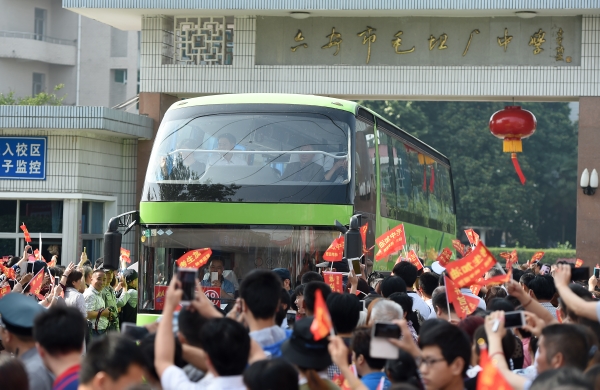 新華社照片，毛坦廠（安徽），2016年6月5日
    毛坦廠送考——學(xué)生減少場(chǎng)面依舊
    6月5日，送考車隊(duì)駛離學(xué)校。
    當(dāng)日，安徽省六安市毛坦廠鎮(zhèn)毛坦廠中學(xué)（含金安中學(xué)）的近千名高三學(xué)生從學(xué)校分乘19輛大巴，出發(fā)前往六安市的高考考點(diǎn)，參加即將到來(lái)的全國(guó)高考。從各地趕來(lái)的學(xué)生家長(zhǎng)和當(dāng)?shù)鼐用駧浊嗽趯W(xué)校門口送別考生，祝福他們?nèi)〉煤贸煽?jī)。
    毛坦廠中學(xué)（含金安中學(xué)）每年高考前的送考都是當(dāng)?shù)匾粋€(gè)重要活動(dòng)。近年來(lái)，送考規(guī)模逐漸減小，送考學(xué)生人數(shù)從高峰的萬(wàn)余名減少到近千名，送考大巴也從高峰時(shí)期的70輛下降到今年的19輛，但送考場(chǎng)面依舊熱鬧。
    新華社記者 郭晨攝