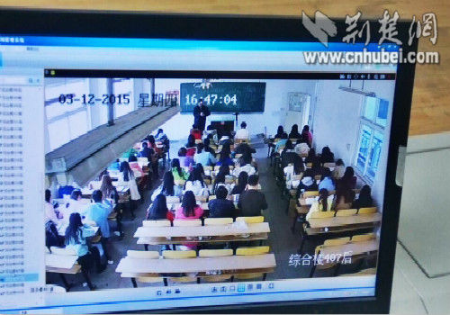 據(jù)了解，去年3月，武昌理工學(xué)院投資600余萬建設(shè)的校園監(jiān)控系統(tǒng)投入使用，實(shí)現(xiàn)了對整個校園，每一間教室、實(shí)驗(yàn)室，每一棟建筑樓的無縫全覆蓋。高清晰的監(jiān)控視頻可實(shí)時將課堂上的情況一目了然，教師坐著上課或者照本宣科，學(xué)生遲到早退、玩手機(jī)、睡覺等違紀(jì)情況都會被查課教師記錄在案，查實(shí)后將按校規(guī)處理或通報批評。