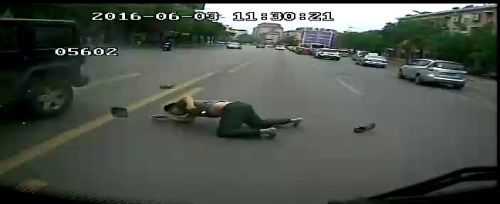 濟南槐蔭一男子穿行馬路遭遇連環(huán)撞死亡(圖)