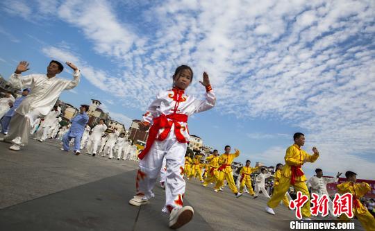 少年太極拳愛(ài)好者在江西都昌縣一廣場(chǎng)上表演太極拳。　傅建斌　攝