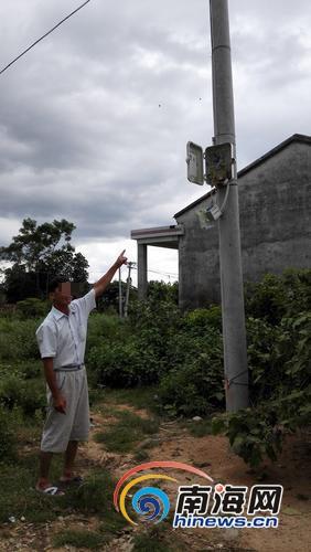 雷電擊壞電線桿和配電盒。