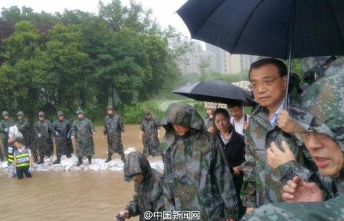 李克強(qiáng)冒大雨赴武漢長(zhǎng)江干堤管涌現(xiàn)場(chǎng) 指揮救災(zāi)