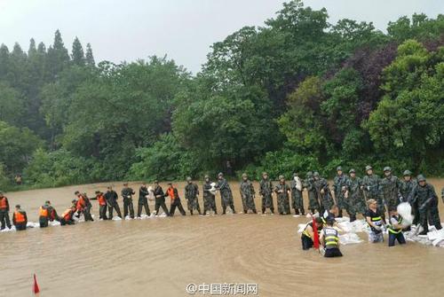 李克強(qiáng)冒大雨赴武漢長(zhǎng)江干堤管涌現(xiàn)場(chǎng) 指揮救災(zāi)