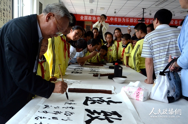 圖片說明： 書畫室委員與學生共同創(chuàng)作書法作品。