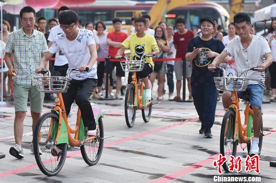 男士穿高跟鞋騎自行車比慢 鞋根需高于15厘米