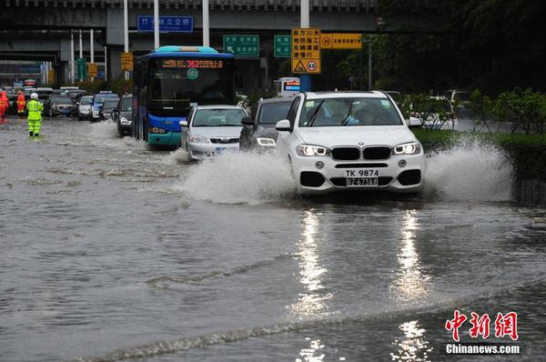 臺風(fēng)“妮妲”來襲 深圳部分路段積水交通受阻