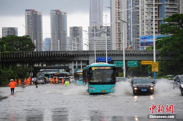 臺(tái)風(fēng)“妮妲”來(lái)襲 深圳部分路段積水交通受阻