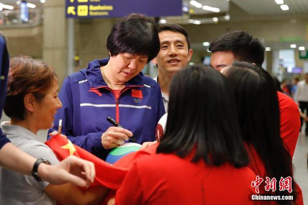 中國女排抵達(dá)里約 球迷機(jī)場夾道歡迎